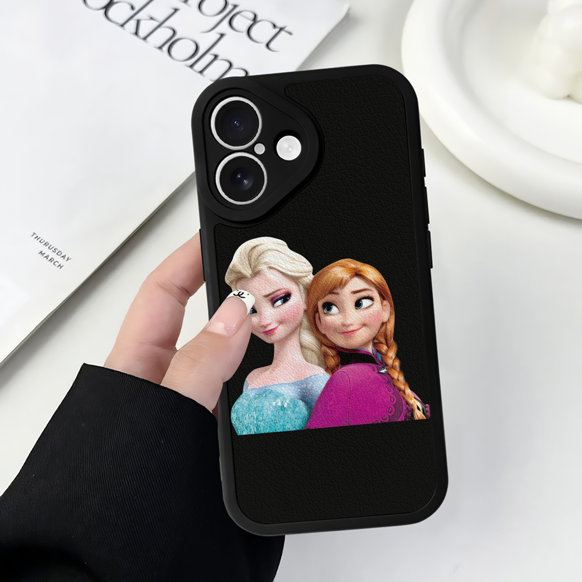 （画像用） アナと雪の女王 アンナ エルサ Frozen Anna Elsa 【iPhone 16シリーズ対応】シリコンスマホケース（レザー調） 材質：シリコン